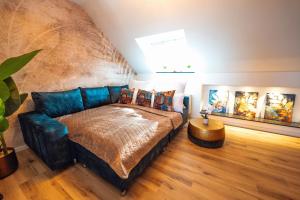 Stylisch - Citynah - Helios - HBF - Messe DUS في كريفيلد: غرفة نوم بسرير كبير مع أريكة