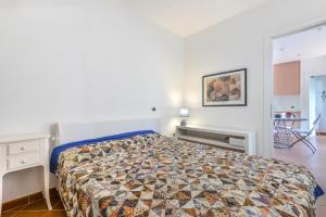 un dormitorio con una cama y un escritorio en Appartamento Capo d'Arco Margherita, en Capo D'Arco 15 fotos más