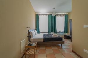 Postel nebo postele na pokoji v ubytování Marconi Lodge