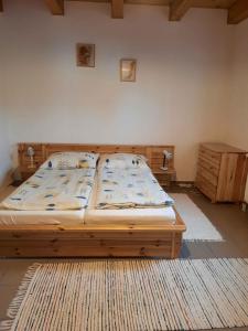 Un pat sau paturi într-o cameră la Apartment in Balatonbereny - Balaton 18074