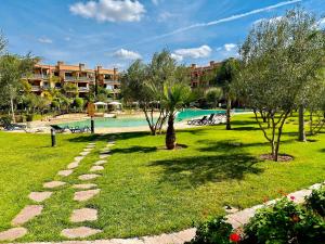 Kolam renang di atau dekat dengan Modern - Moroccan 2BR with Panoramic Pool View