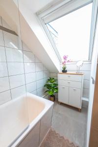 Stylisch - Citynah - Helios - HBF - Messe DUS في كريفيلد: حمام مع حوض استحمام ونور