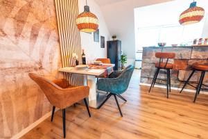 Stylisch - Citynah - Helios - HBF - Messe DUS في كريفيلد: غرفة طعام مع طاولة وكراسي