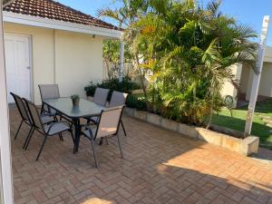 un patio de ladrillo con mesa y sillas en Yokinebnb, en Perth