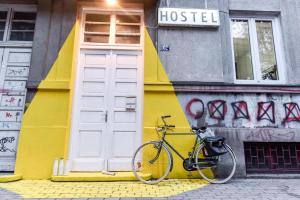 una bicicletta parcheggiata di fronte a una casa di Get Inn Skopje Hostel a Skopje