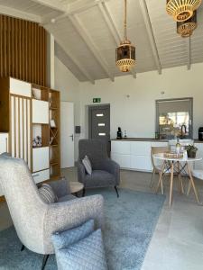 a living room with two chairs and a table at Villa Pétra in Katouna
