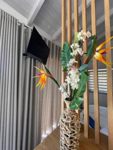 a vase filled with flowers on a table at Villa Pétra in Katouna
