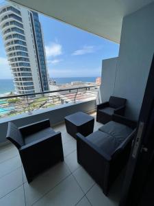 d'un balcon avec des canapés et une vue sur un bâtiment. dans l'établissement See You There Pearls of Umhlanga 6 Sleeper, à Durban