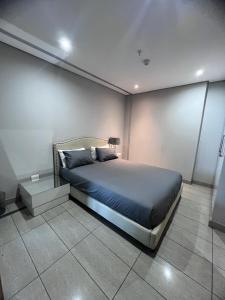 une chambre avec un grand lit et une table dans l'établissement See You There Pearls of Umhlanga 6 Sleeper, à Durban