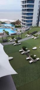 un rendu d'une cour de villégiature avec des tables et des bancs dans l'établissement See You There Pearls of Umhlanga 6 Sleeper, à Durban