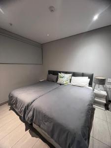 une chambre avec un grand lit dans une pièce dans l'établissement See You There Pearls of Umhlanga 6 Sleeper, à Durban