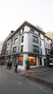 un edificio en una calle con gente caminando delante de él en Solis - Kumkapi, en Estambul