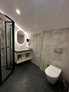 Un baño con inodoro, ducha y lavabo. en Solis - Kumkapi, en Estambul 51 fotos más