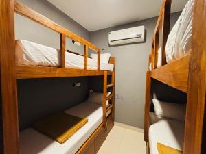 Giường trong phòng chung tại BUNK HUB hostel