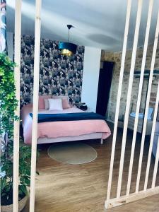 a bedroom with a bed in a room at Logement entier, Studio 131, à Sarlat centre, avec spa, parking privé et à 15min à pied de la cité médiévale in Sarlat-la-Canéda