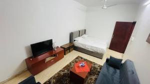 un soggiorno con un letto e un divano di LeLodge Djibouti a Gibuti