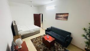 un soggiorno con un divano e un letto di LeLodge Djibouti a Gibuti