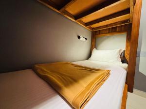 Giường trong phòng chung tại BUNK HUB hostel