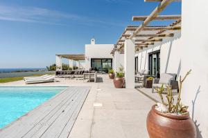 a villa with a swimming pool and a house at Bica Vista in Lourinhã