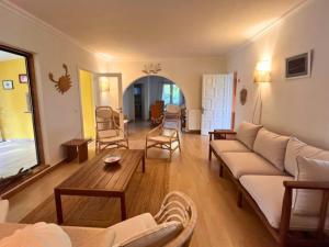 a living room with a couch and a table at Chalet familiar con piscina en Binixica in Binibeca
