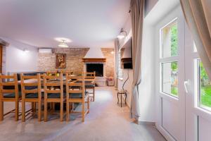une salle à manger avec une table et des chaises et une cheminée dans l'établissement Agricola in Sveti Kirin (Haus für 8 Personen), à Svetvinčenat