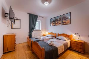 - deux lits jumeaux dans une chambre avec deux lampes dans l'établissement Agricola in Sveti Kirin (Haus für 8 Personen), à Svetvinčenat 40 autres photos