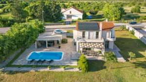Bazén v ubytovaní Villa Tonka with private pool near Krka alebo v jeho blízkosti