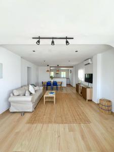 a living room with a couch and a table at Chalet Vacacional ELIÁ -Piscina Privada, BBQ, Wifi in Chiclana de la Frontera