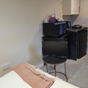 TV a/nebo společenská místnost v ubytování Cosy Studio Getaway - Free Parking & Central Links