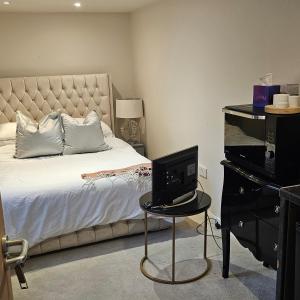 Postel nebo postele na pokoji v ubytování Cosy Studio Getaway - Free Parking & Central Links