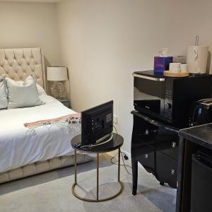 Postel nebo postele na pokoji v ubytování Cosy Studio Getaway - Free Parking & Central Links