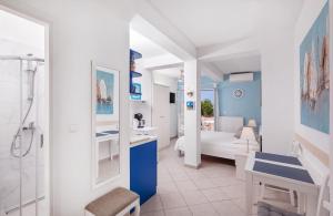 un bagno con doccia e lavandino di Apartments Mirela a Mlini Altre 48 foto