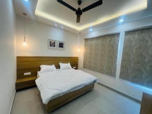 ein Schlafzimmer mit Bett und Deckenventilator in der Unterkunft Hotel sapphire in Jāmb