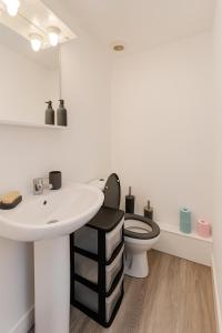 a bathroom with a sink and a toilet at Le Cozy - Hyper centre - Calme - Moyenne durée in Épinal
