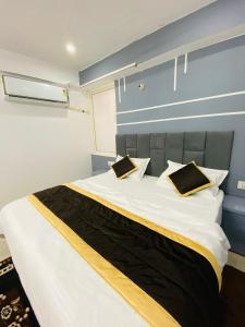 オルチャにあるKingRama Hotelの大きな白いベッドと枕が2つある寝室