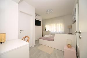 Ένα ή περισσότερα κρεβάτια σε δωμάτιο στο Cosy-Zagreb Center-Apartman Medo-Two Bathrooms