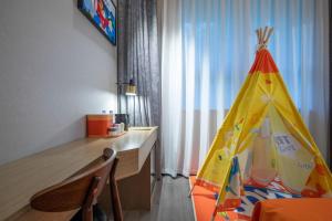 TV a/nebo společenská místnost v ubytování Atour X Hotel Beijing Sanyuan Bridge