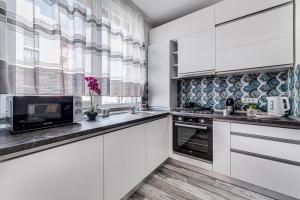 Dapur atau dapur kecil di ARI AQUA Apartment with Balcony