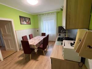 Kuchyňa alebo kuchynka v ubytovaní Holiday home Fonyod 10