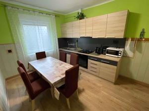 Kuchyňa alebo kuchynka v ubytovaní Holiday home Fonyod 10