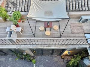 Μπαλκόνι ή βεράντα στο Chenyuan Inn Near the Forbidden City Metro Convenient to go to the Great Wall