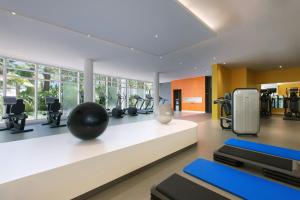 una palestra con tapis roulant e attrezzature per il fitness di Le Méridien Nouméa Resort & Spa a Noumea