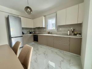 Kuchyň nebo kuchyňský kout v ubytování Cornelia Lux Suites by Horizon Homes