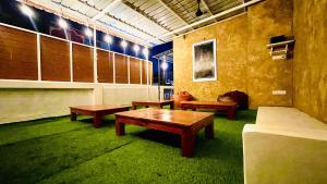 Khu vực ghế ngồi tại BUNK HUB hostel