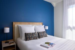 Ένα ή περισσότερα κρεβάτια σε δωμάτιο στο Quality Suites Cholet