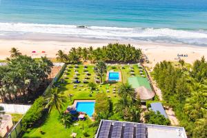 BijiloKasumai Beach Resort的享有度假胜地的空中景致和海滩美景