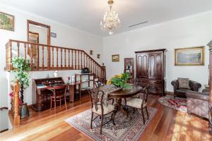 Ruang duduk di OurMadeira - Theo's House, secluded