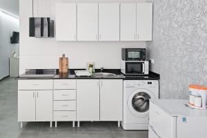 Kuchyň nebo kuchyňský kout v ubytování Ro's Lil Suites San Juan Alicante
