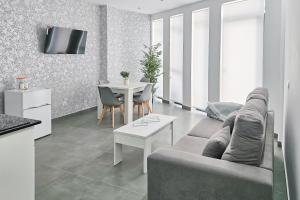 TV a/nebo společenská místnost v ubytování Ro's Lil Suites San Juan Alicante