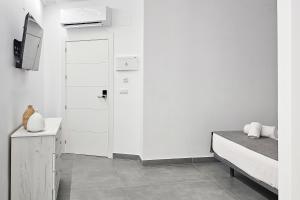 Postel nebo postele na pokoji v ubytování Ro's Lil Suites San Juan Alicante